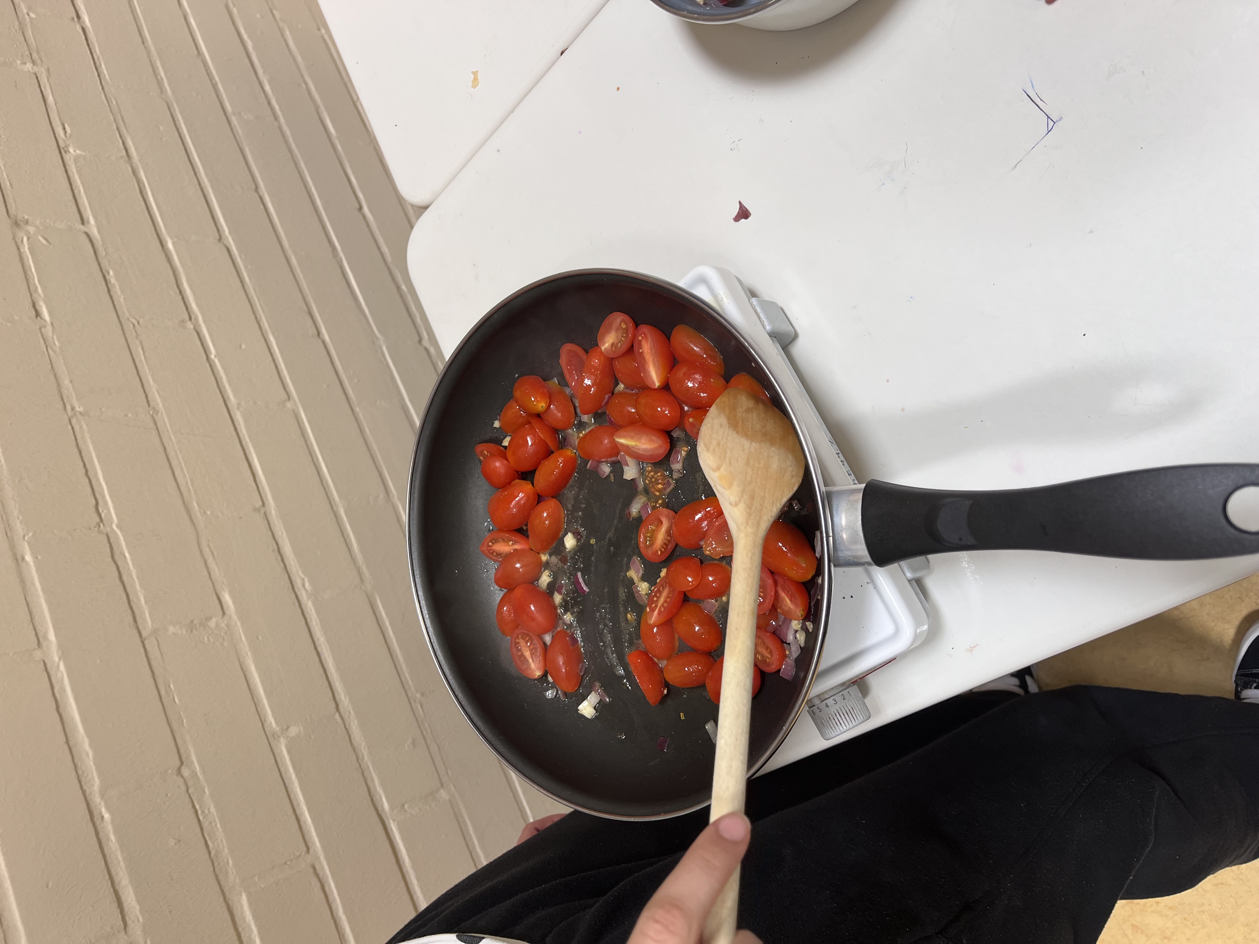 Zwiebel, Knoblauch, Gnocchi und Tomaten werden angebraten