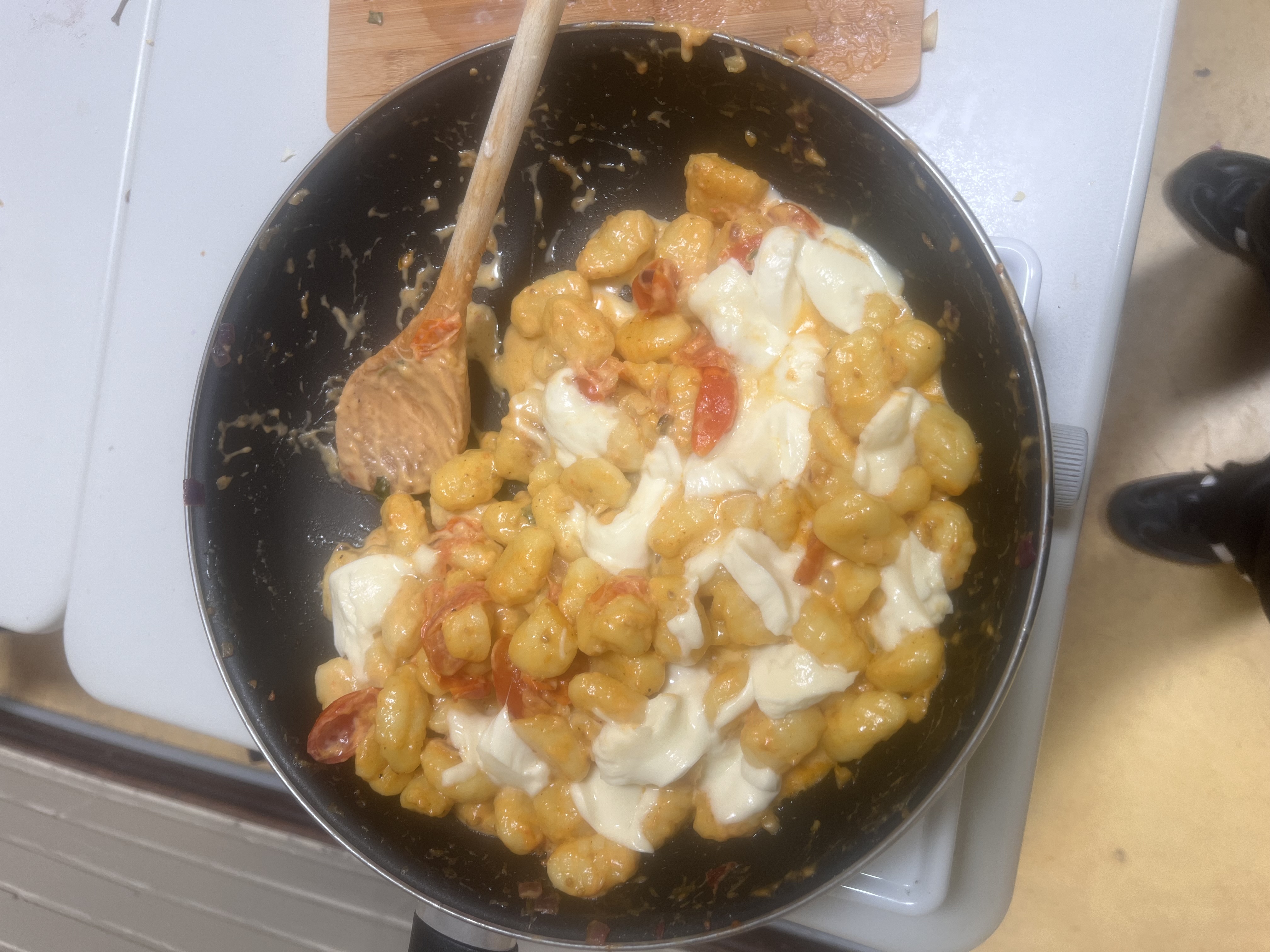 Gnocchi köcheln in Tomatensoße mit Mozzarella