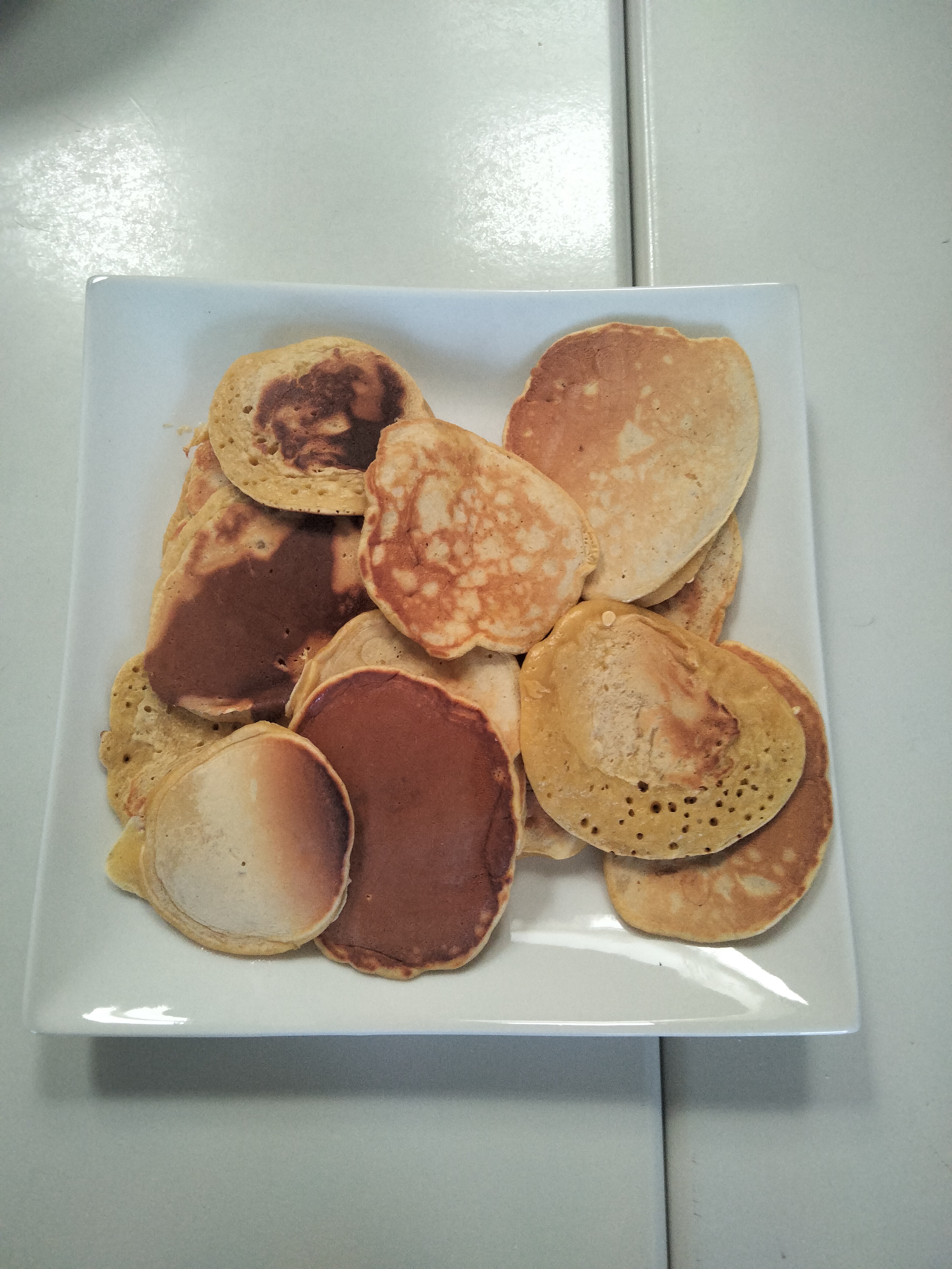 Fertige Bananen-Pancakes mit Bananenscheiben und Ahornsirup