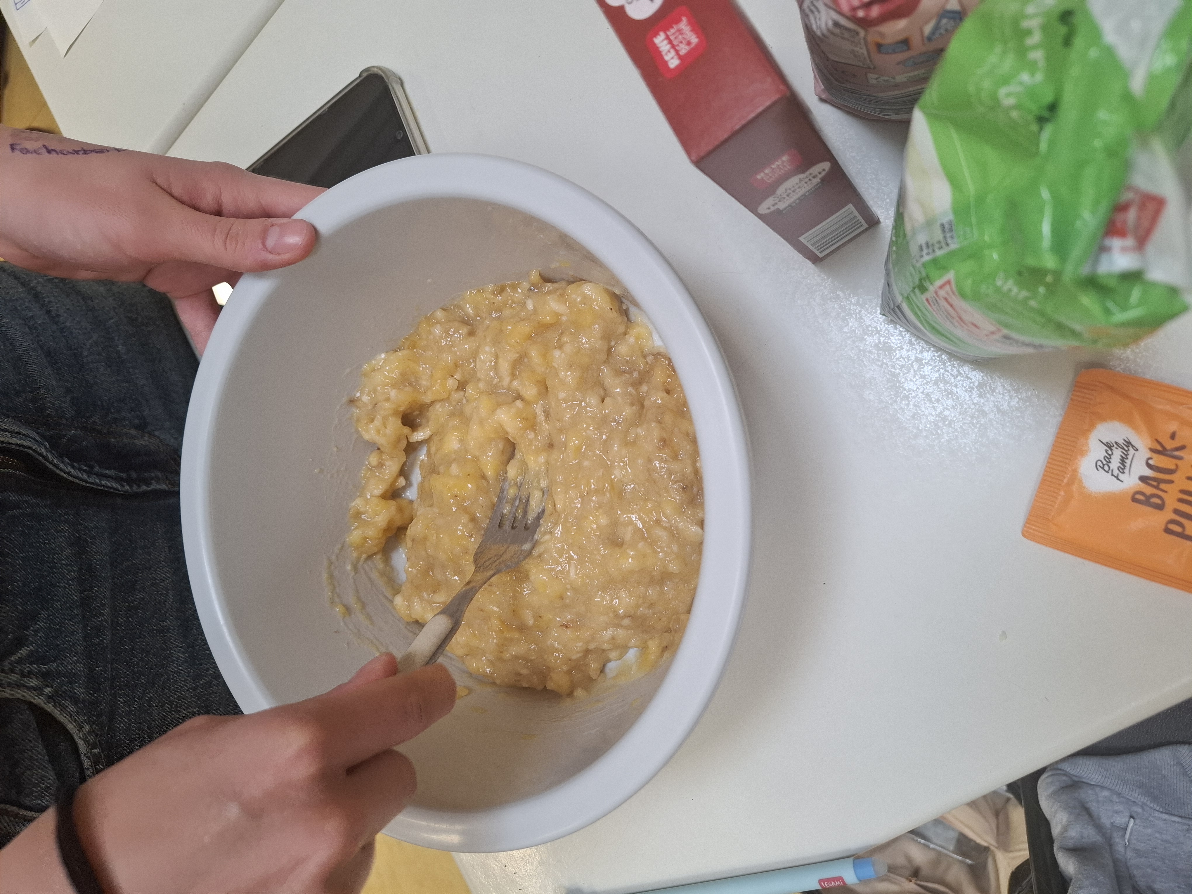 Bananen und Schokotropfen werden zu Teig vermengt